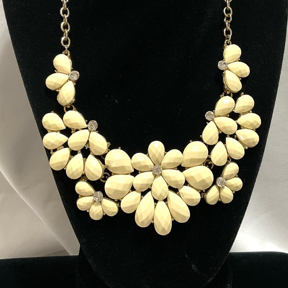 VINTAGE FLOWER SHAPED FACETED ACRYLIC NECKLACE - Picture 2 of 4